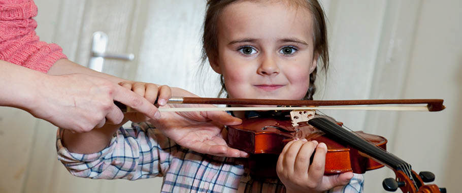 Billede af barn der spiller violin Suzuki-metoden